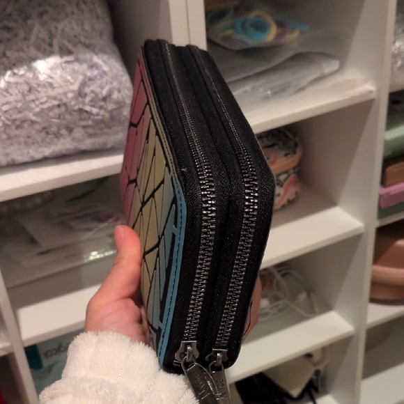 Geometric Gradient Wallet - Picture 2 of 4